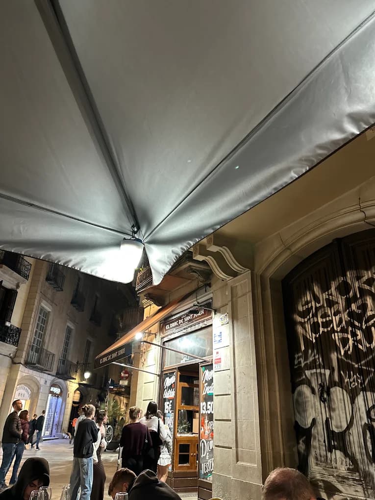 Entrada de El Drac de Sant Jordi de noche