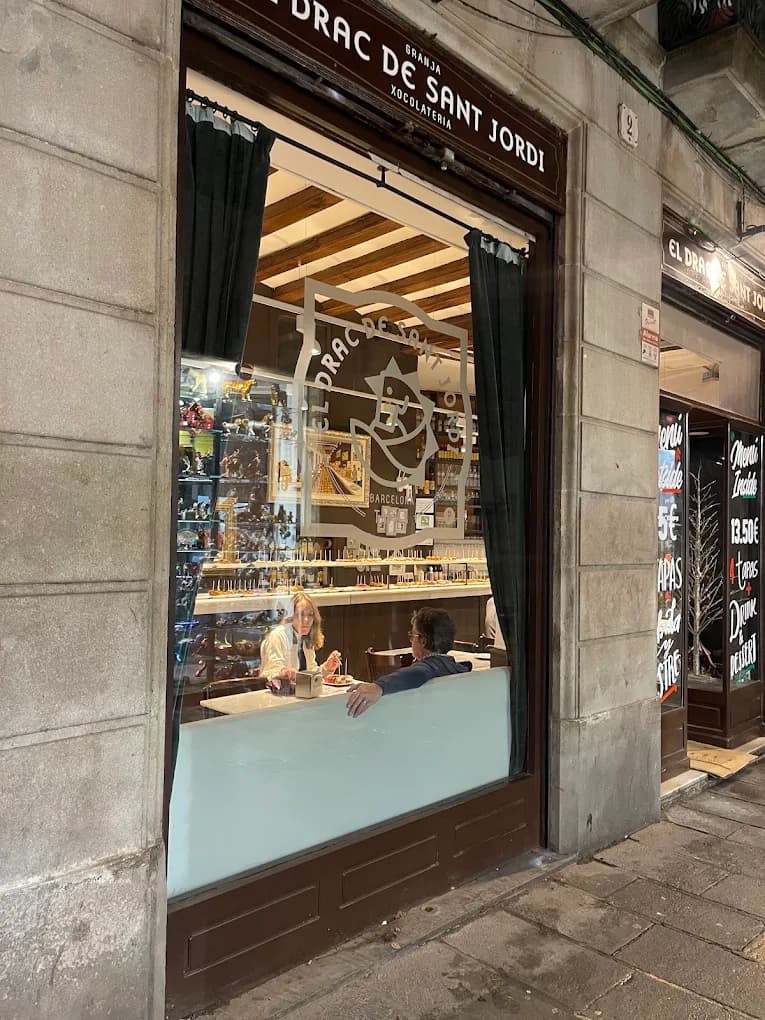 Interior de El Drac de Sant Jordi visto desde el escaparate