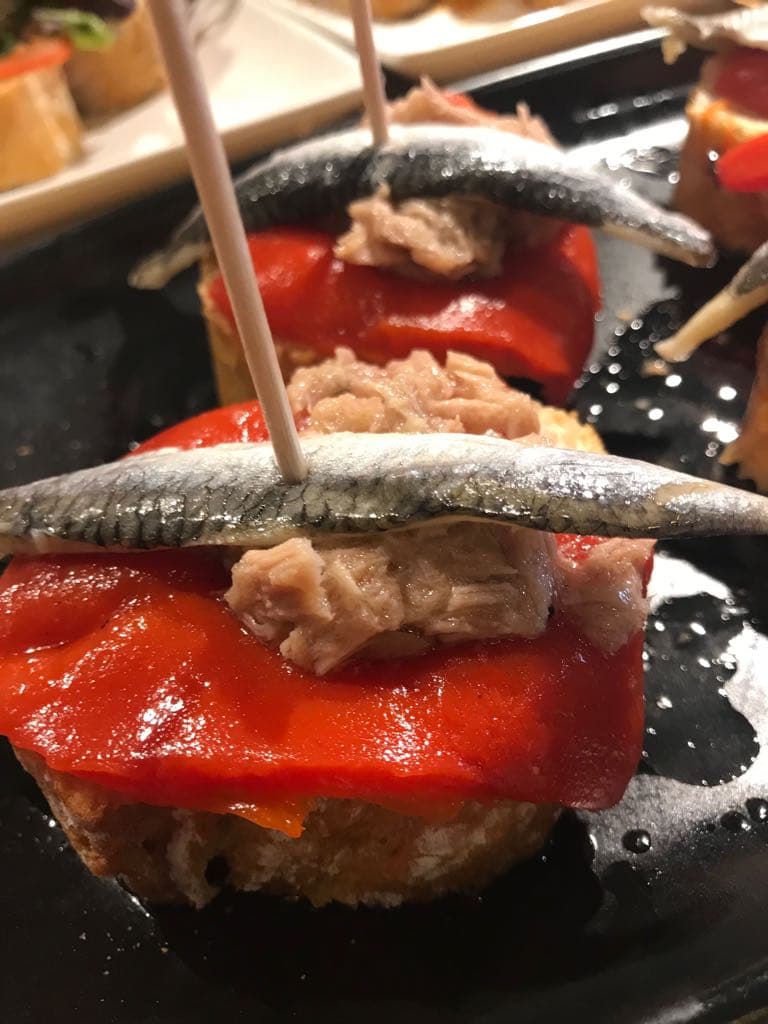 Boquerones con atún y pimiento