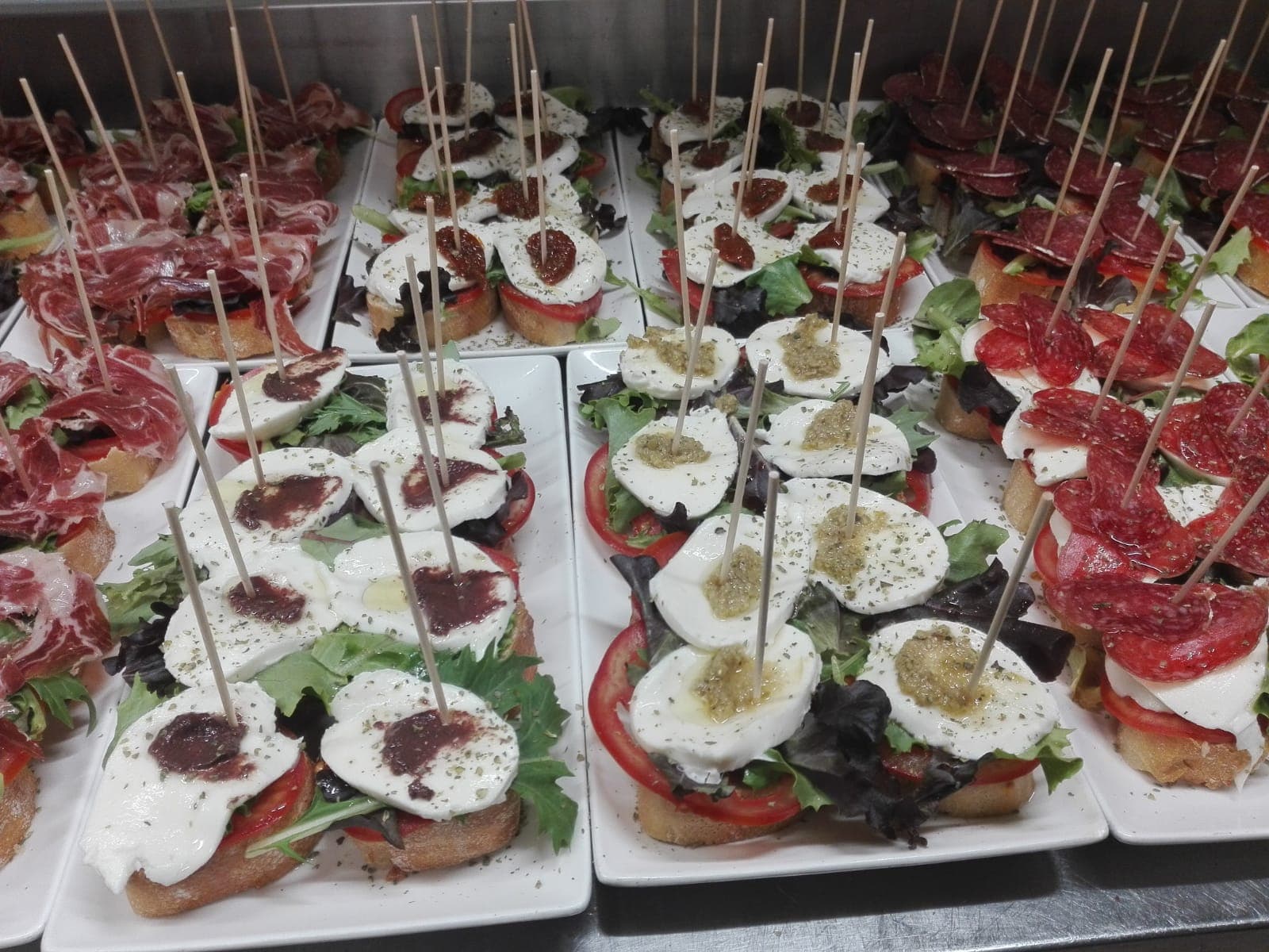 Mozzarella con mermelada y pesto